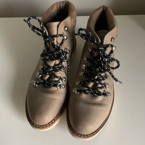 Steve Madden Size 9 tan ankle boots